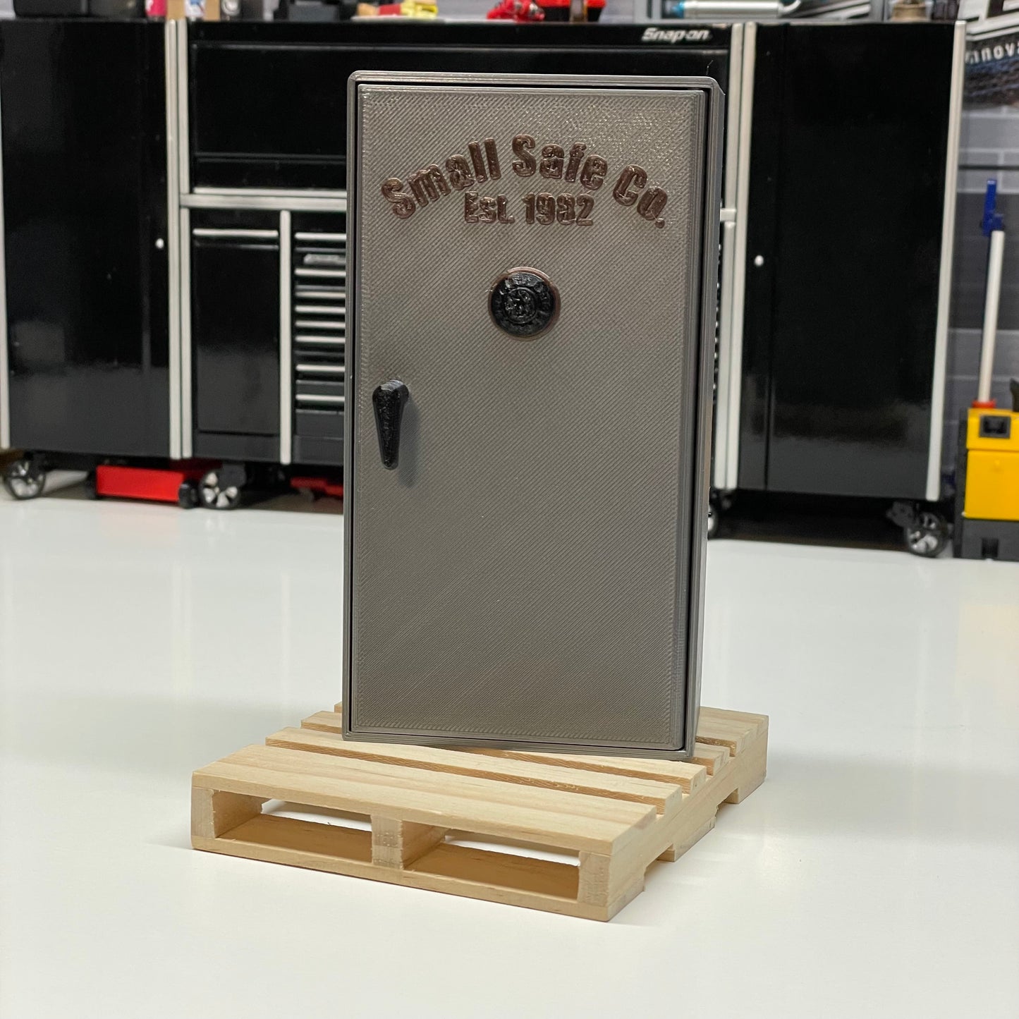 1/10 Scale Safe for Scale Garage Diorama